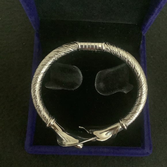 Vintage silver tone engraved lily flower bangle. - Picture 4 of 8